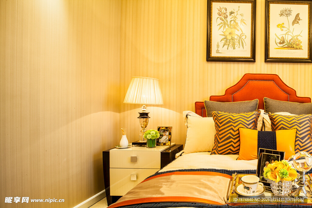 温馨卧室一角的精致布置