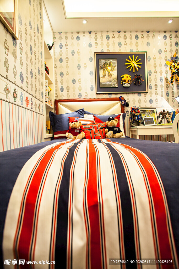 条纹床品装饰的温馨卧室