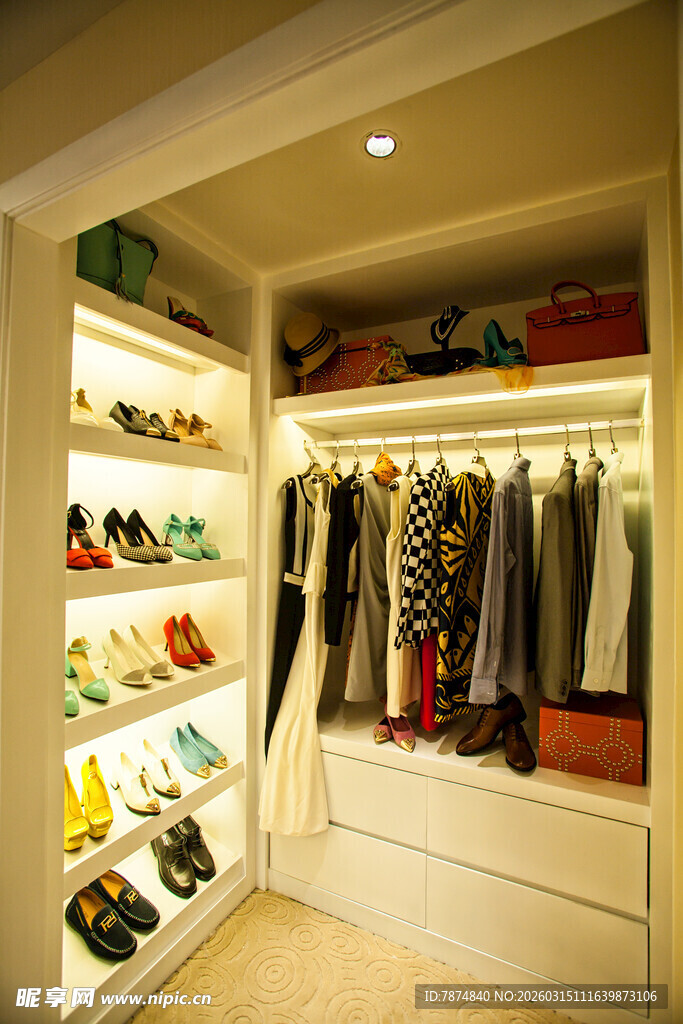 时尚衣帽间 衣物鞋子陈列