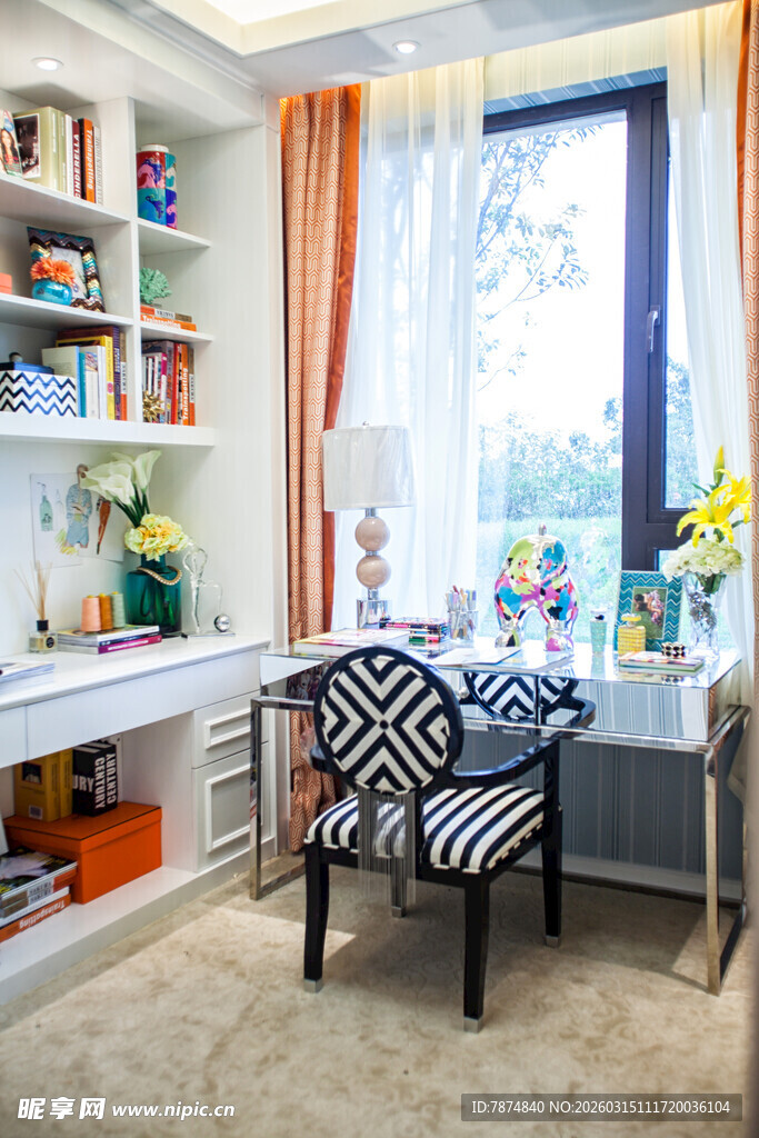 简约明亮的书房一角