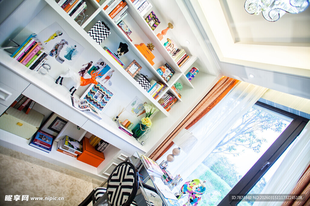 温馨儿童房书架一角