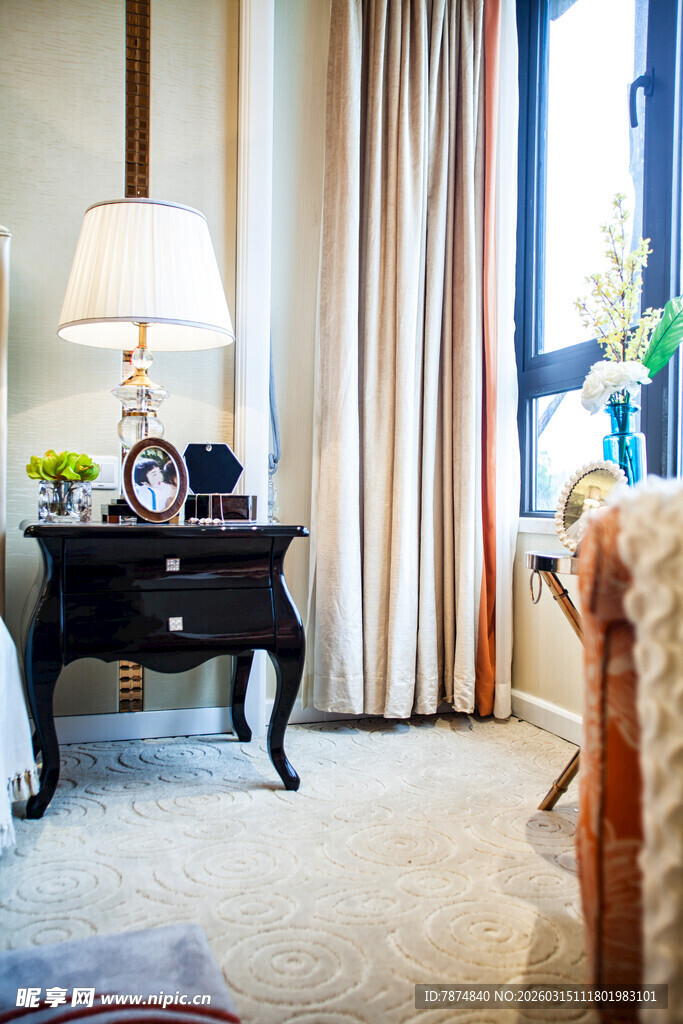 优雅卧室一角的精致陈设