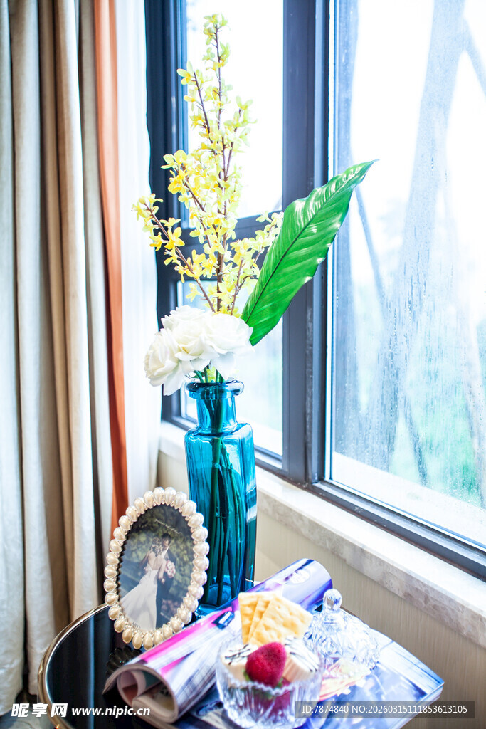 窗边精致摆件与鲜花组合