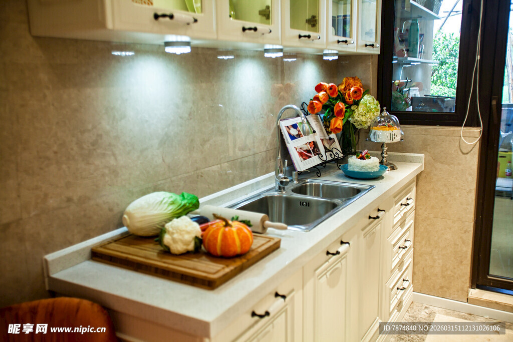 温馨厨房的新鲜食材摆放