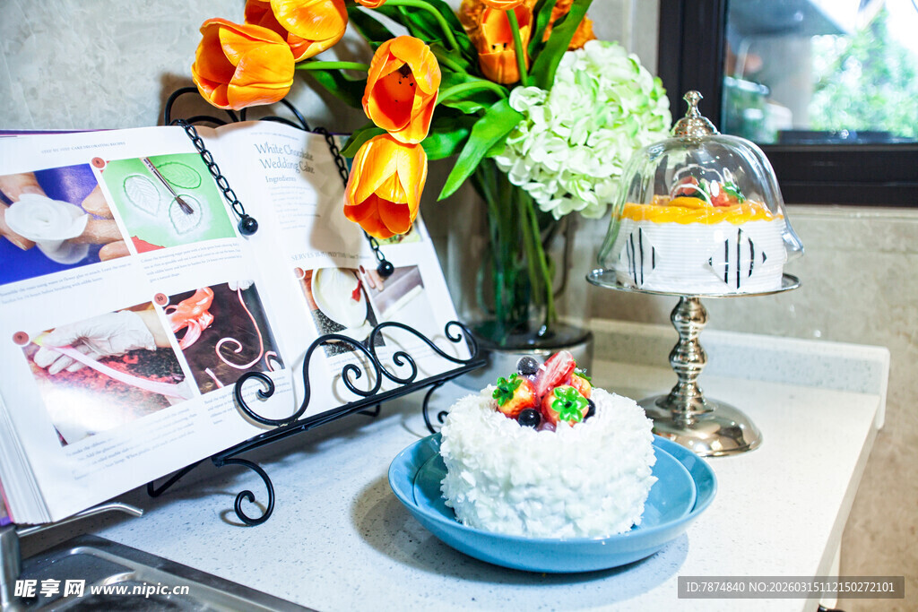 精致甜点与鲜花装饰场景