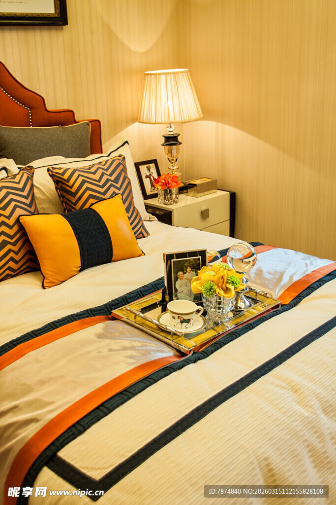 温馨卧室 精致床品与托盘