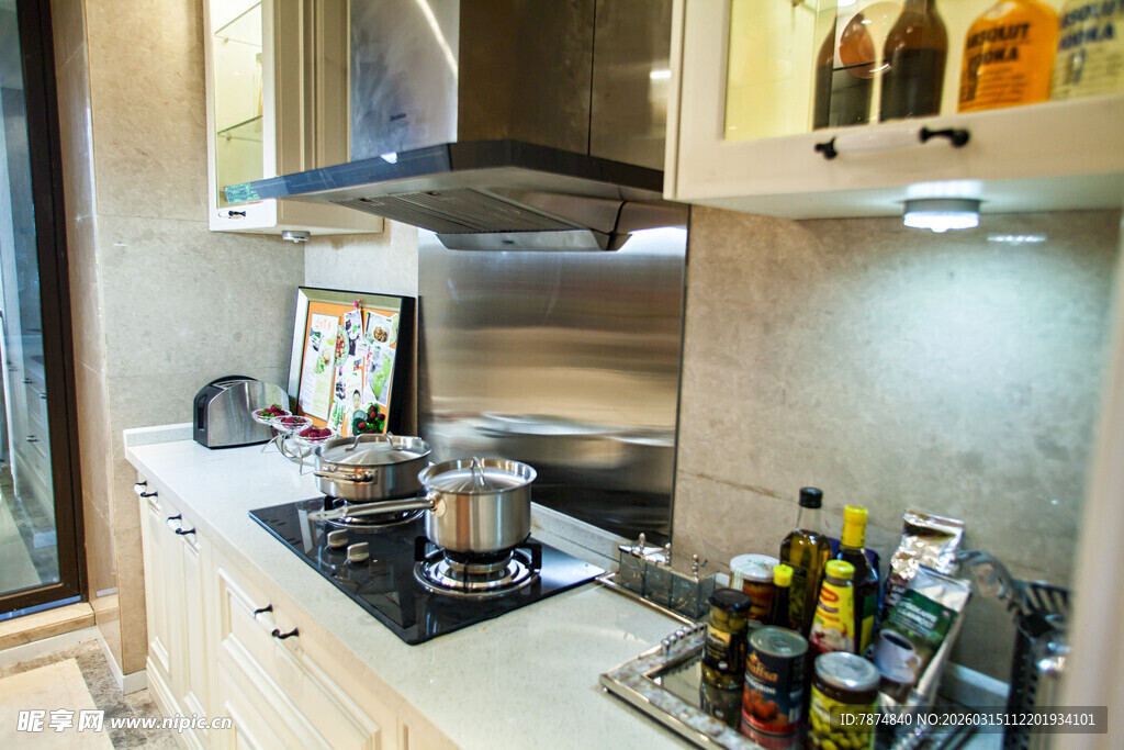 现代简约风格的温馨厨房