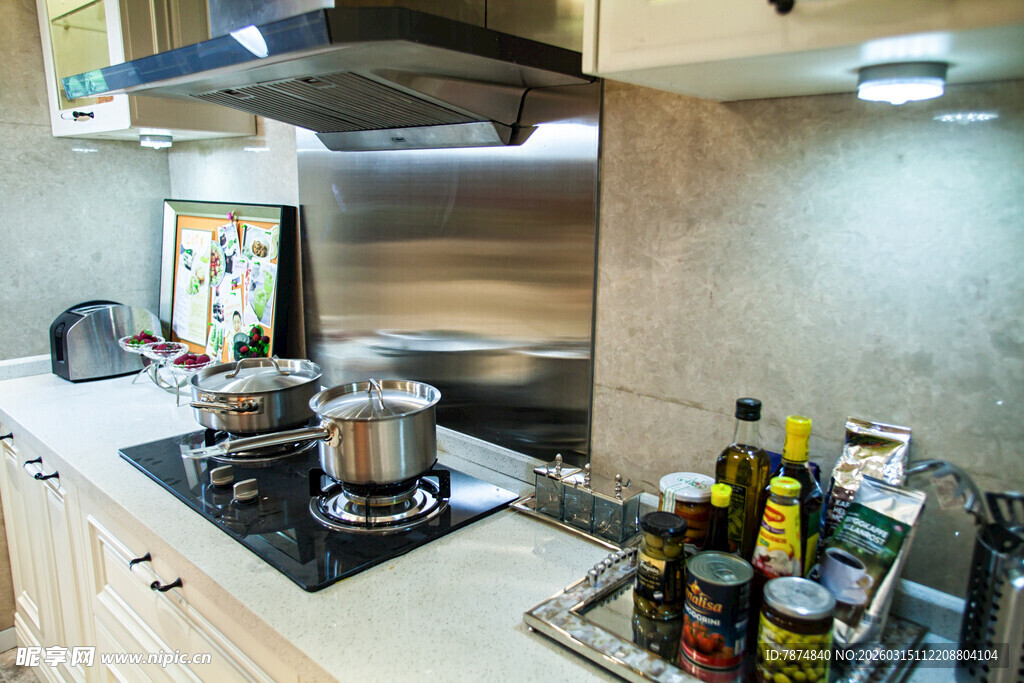 现代厨房烹饪场景