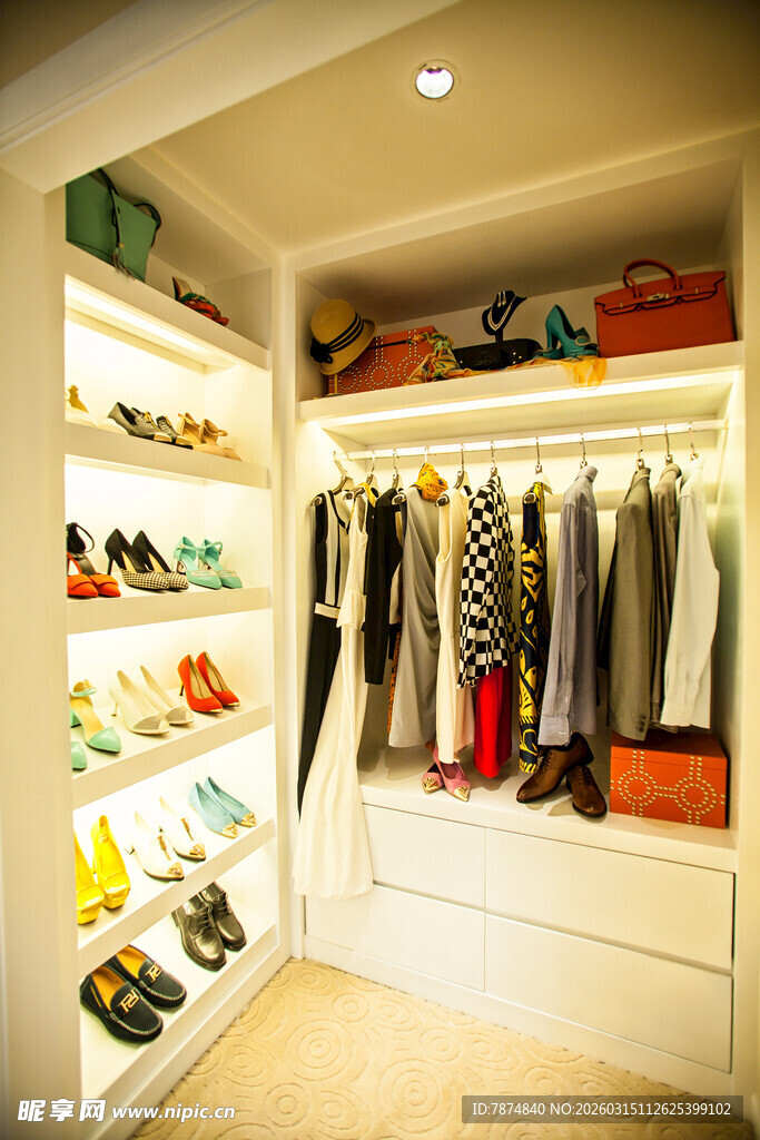 时尚衣帽间 衣物鞋子陈列