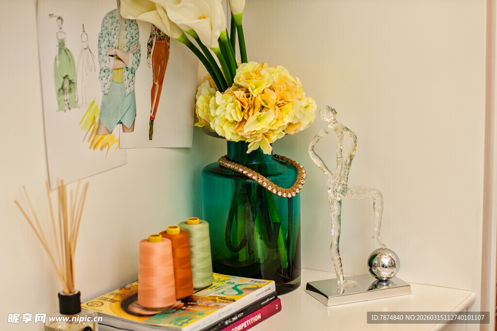 温馨角落的雅致花卉摆件