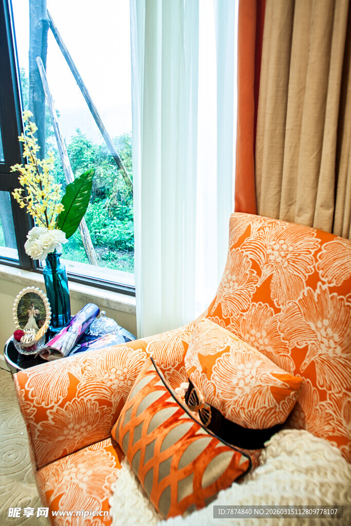 温馨舒适的室内沙发角落