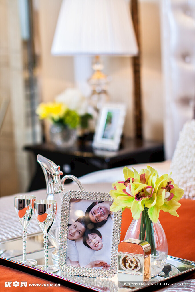 精致托盘上的家居装饰物件