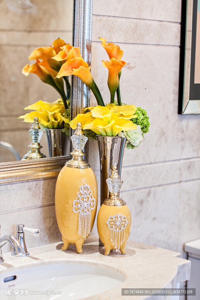 浴室台上的黄色花卉花瓶