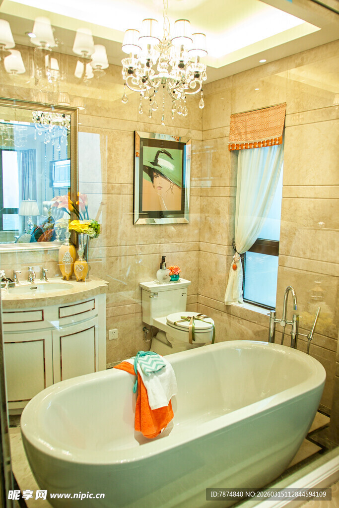 豪华浴室中的优雅浴缸