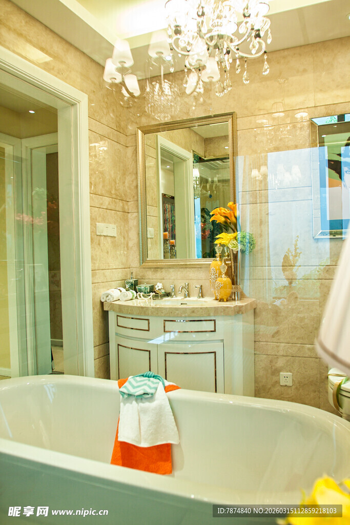 豪华浴室中的优雅浴缸