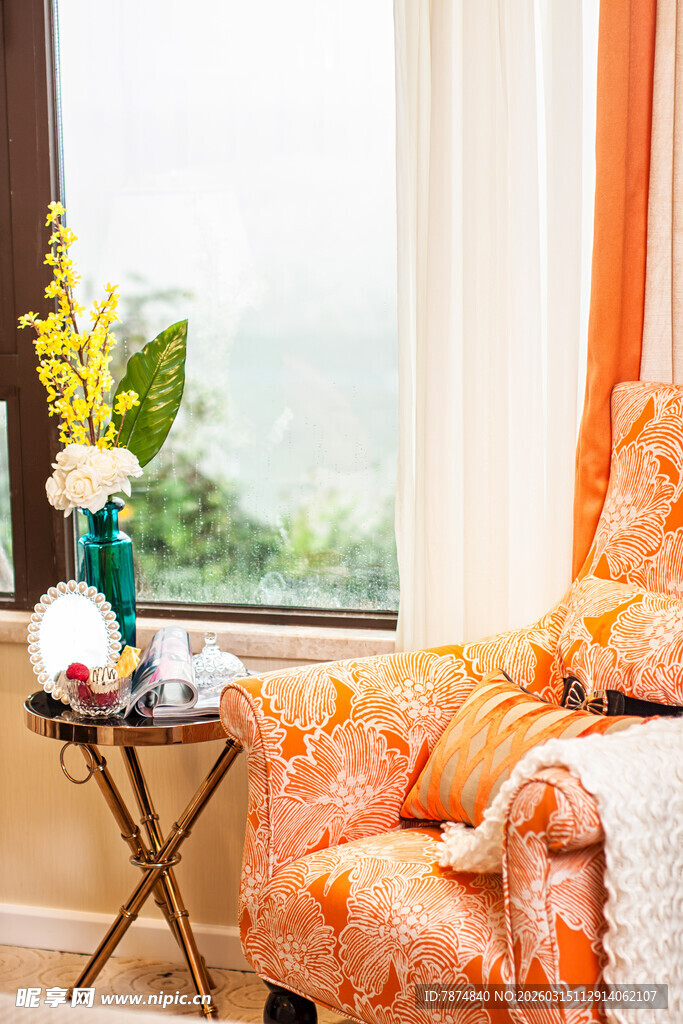 窗边温馨舒适的休闲角落