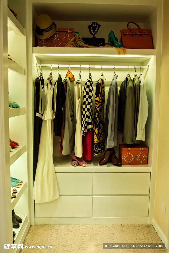 时尚衣帽间 衣物鞋包陈列