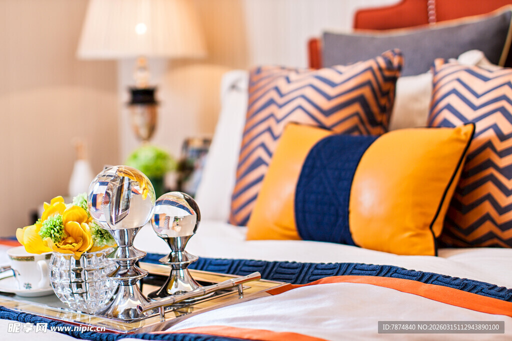 多彩抱枕装点温馨卧室