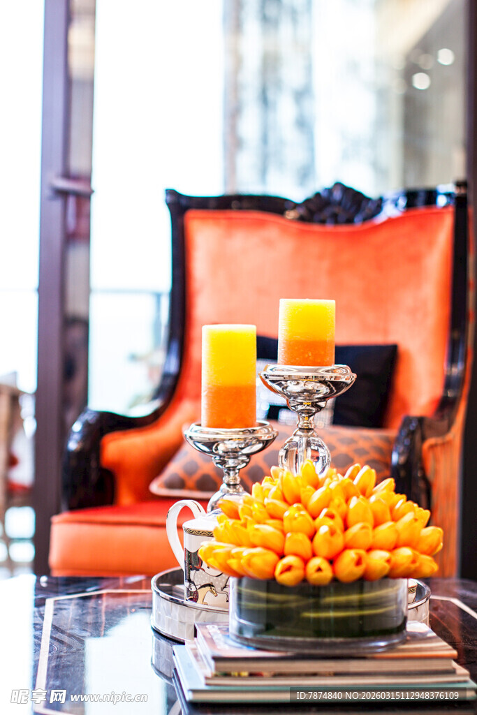 奢华客厅中的水果蜡烛摆饰