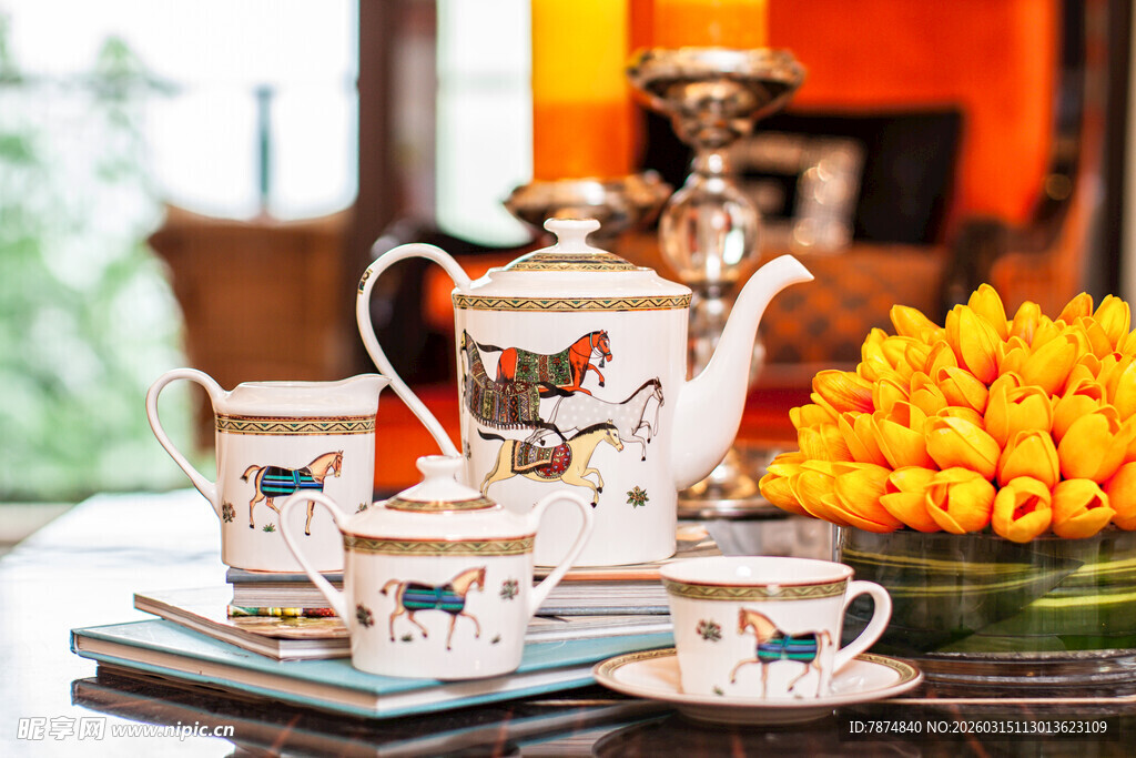 精美中式茶具与艳丽花卉