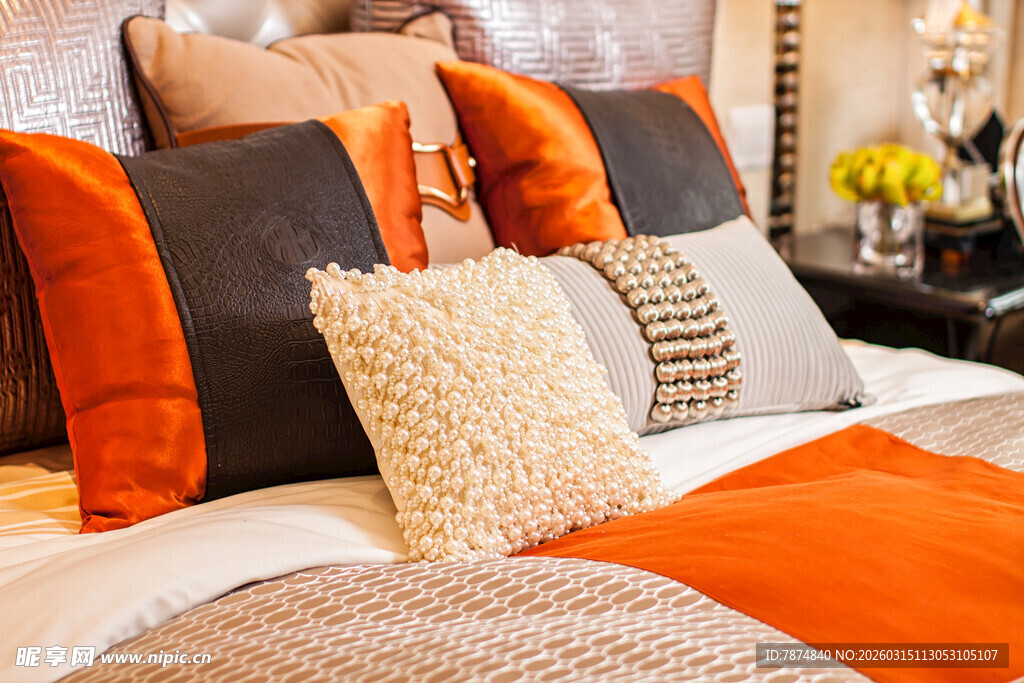 多彩抱枕装点温馨卧室