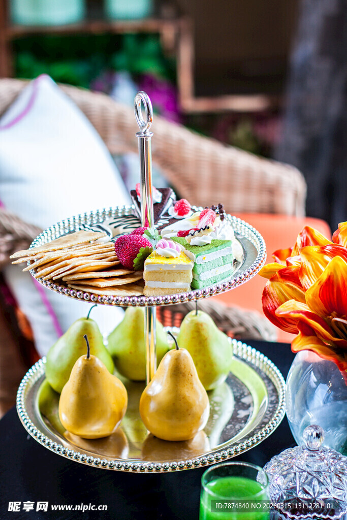 精致甜点与水果摆盘