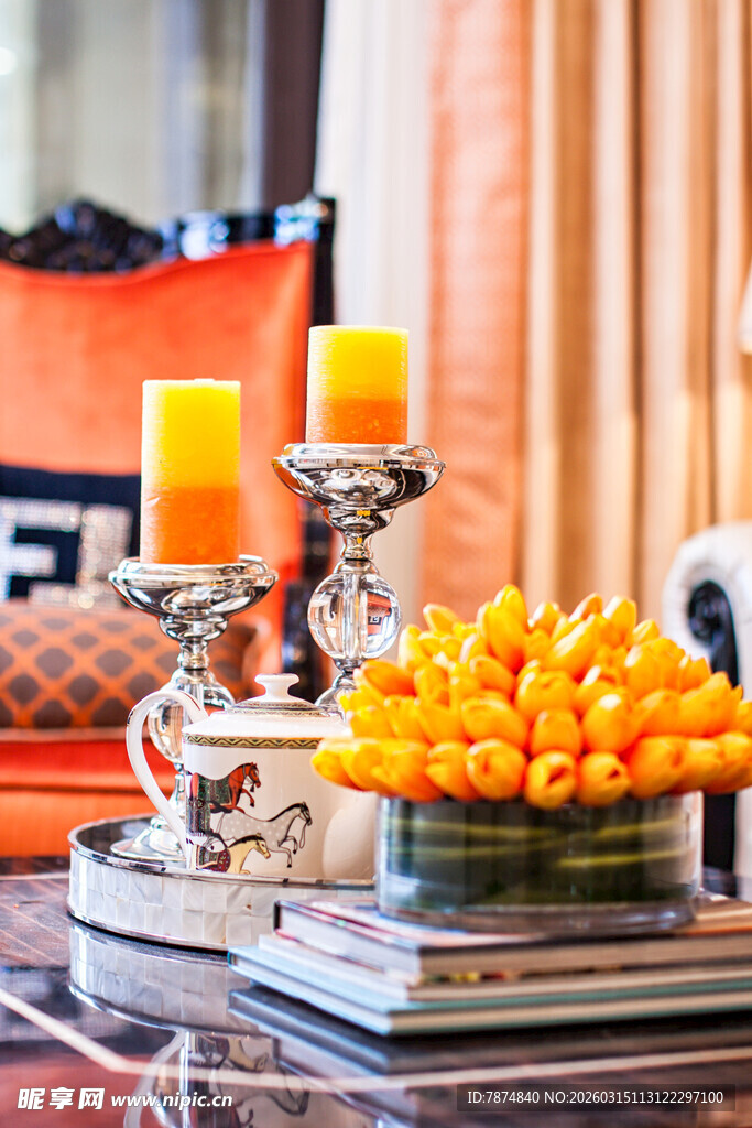 精致烛台与橘子摆件装饰