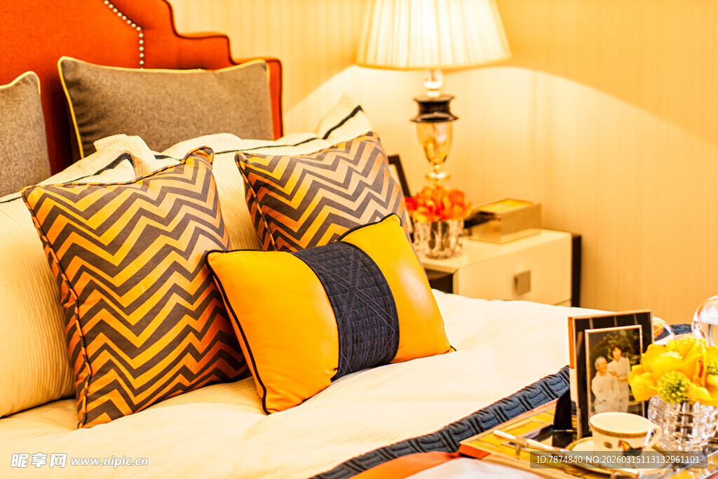 温馨卧室多彩抱枕装饰