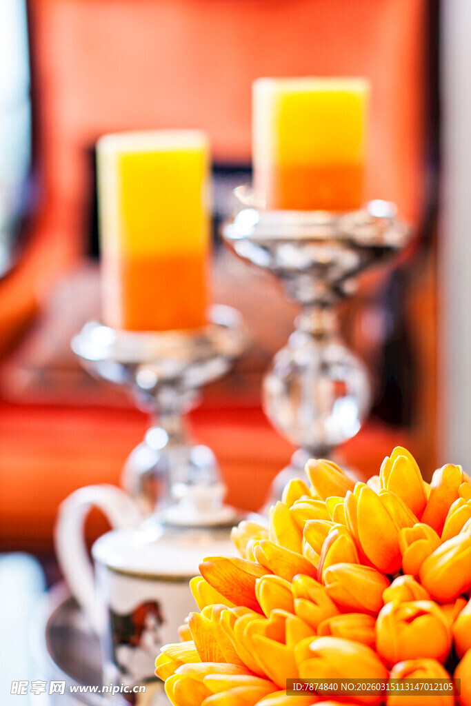 烛台与金果的温馨场景