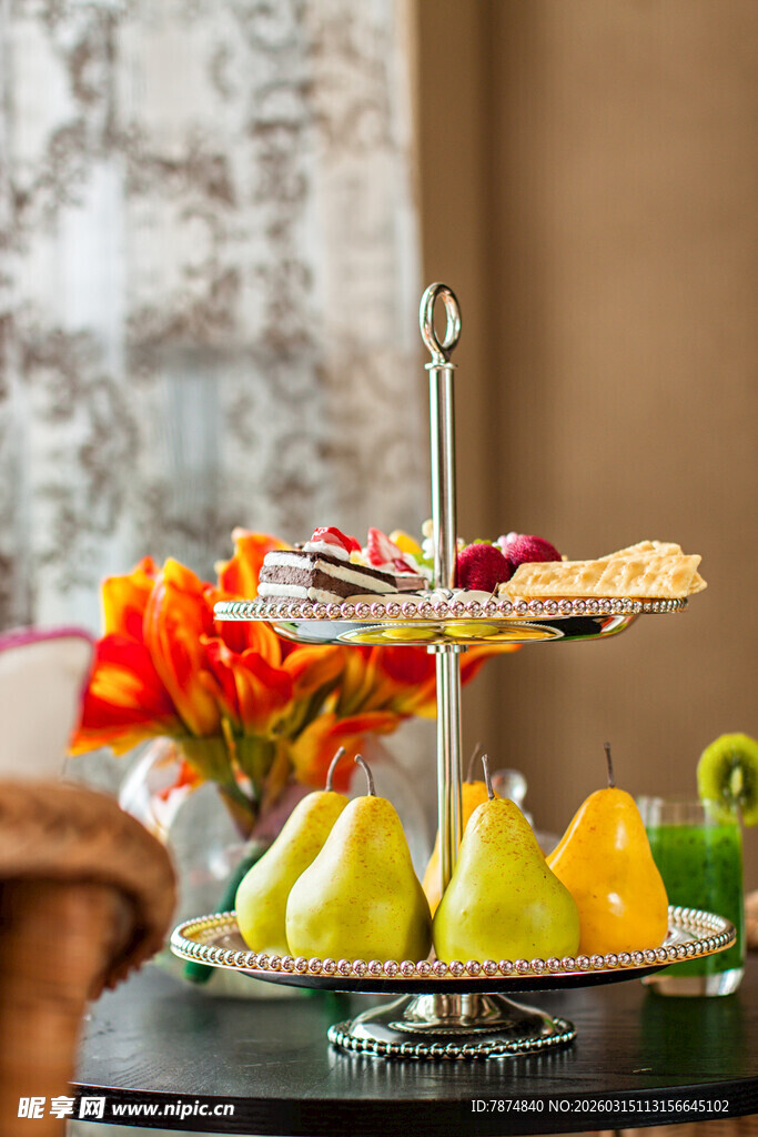 双层果盘上的多彩水果