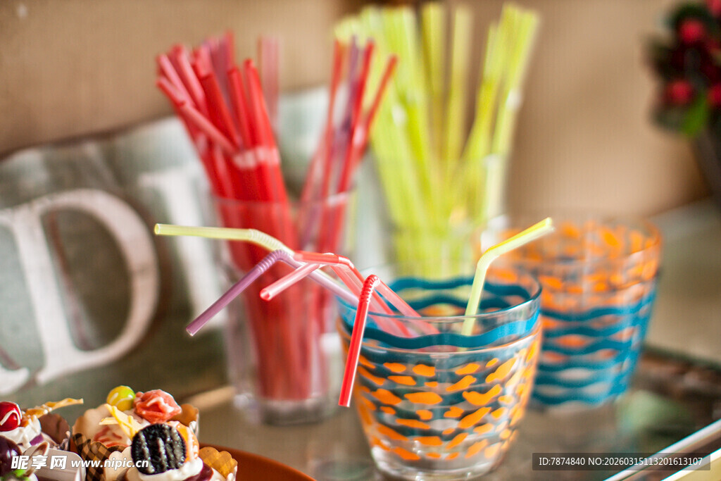 多彩吸管与图案杯子组合