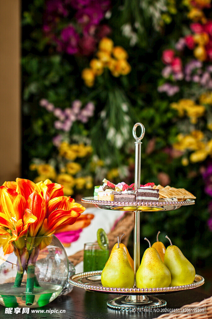 多彩花卉旁的精致水果摆盘