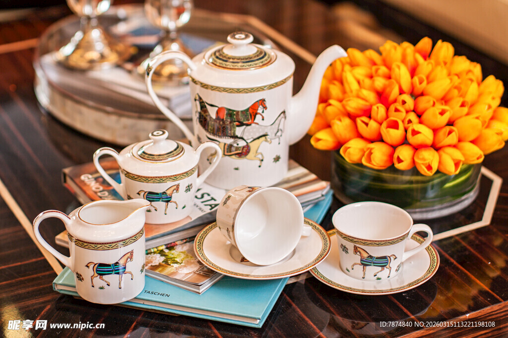 精致茶具搭配艳丽花卉