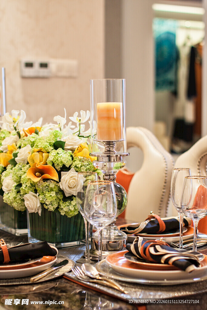 精致餐桌花艺与餐具布置