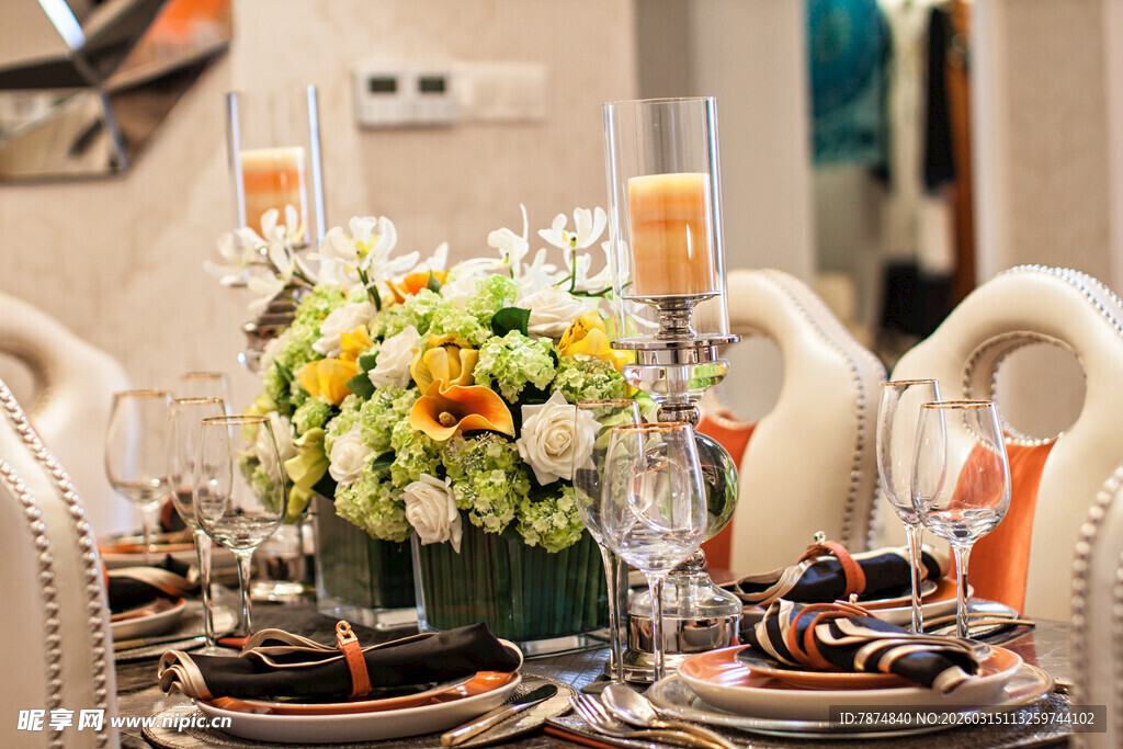 精致餐桌花艺布置