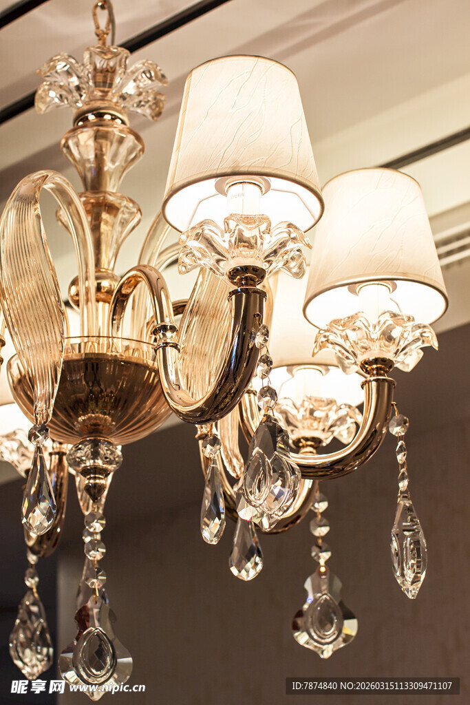 奢华水晶吊灯尽显优雅