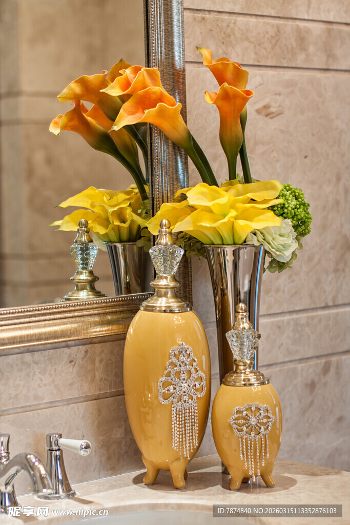 金色花瓶插着多彩鲜花