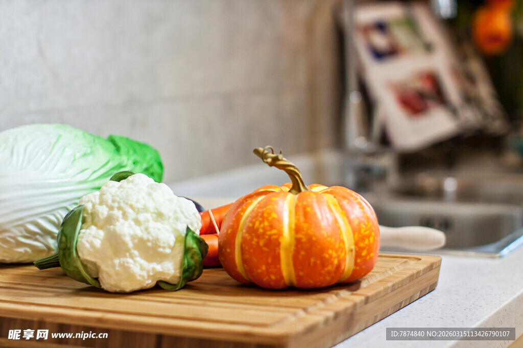 砧板上的多彩新鲜蔬菜