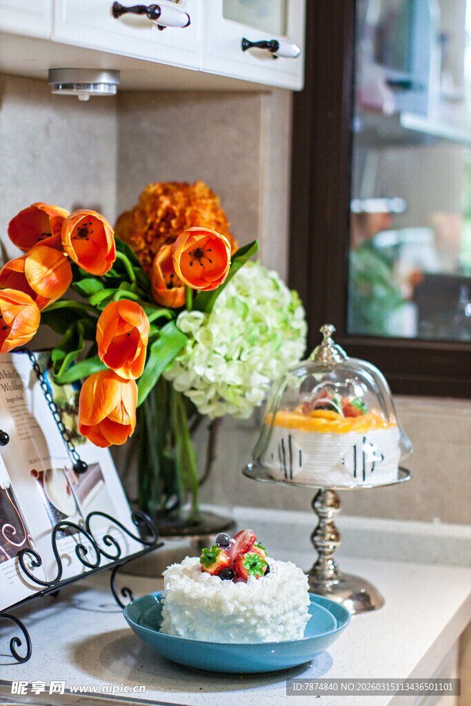 厨房中的缤纷花卉与甜点