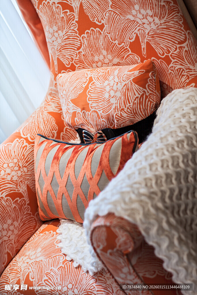 舒适橙系沙发与抱枕装饰