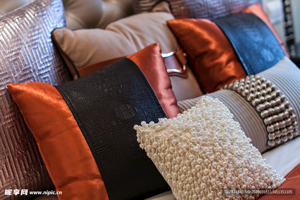 多彩抱枕装点舒适沙发