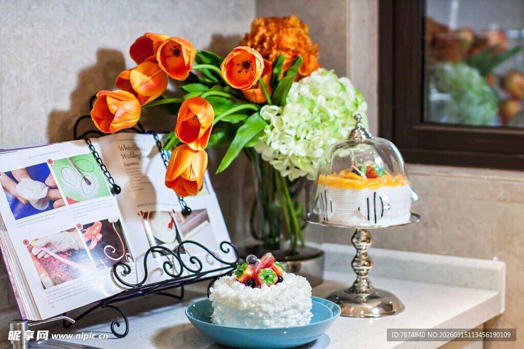 精致桌饰 花束与甜点组合