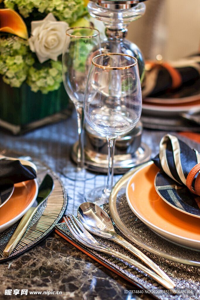 精致餐桌布置餐具与装饰