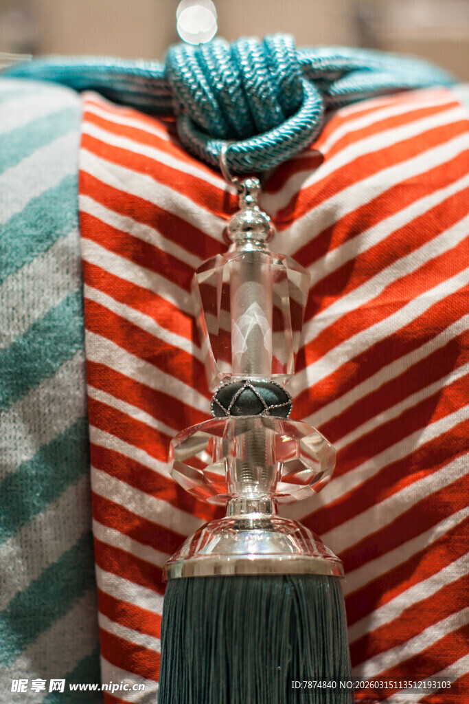 精致流苏装饰于多彩织物上