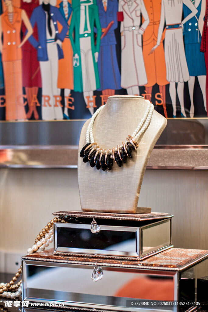 精美珠宝展示于时尚柜台