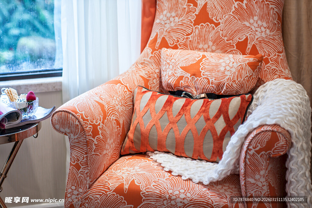 橙色花纹沙发搭配抱枕