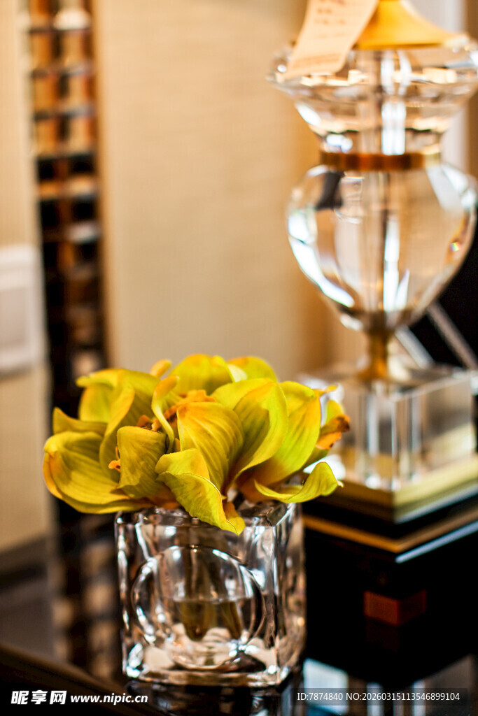 玻璃花瓶中的黄色花朵