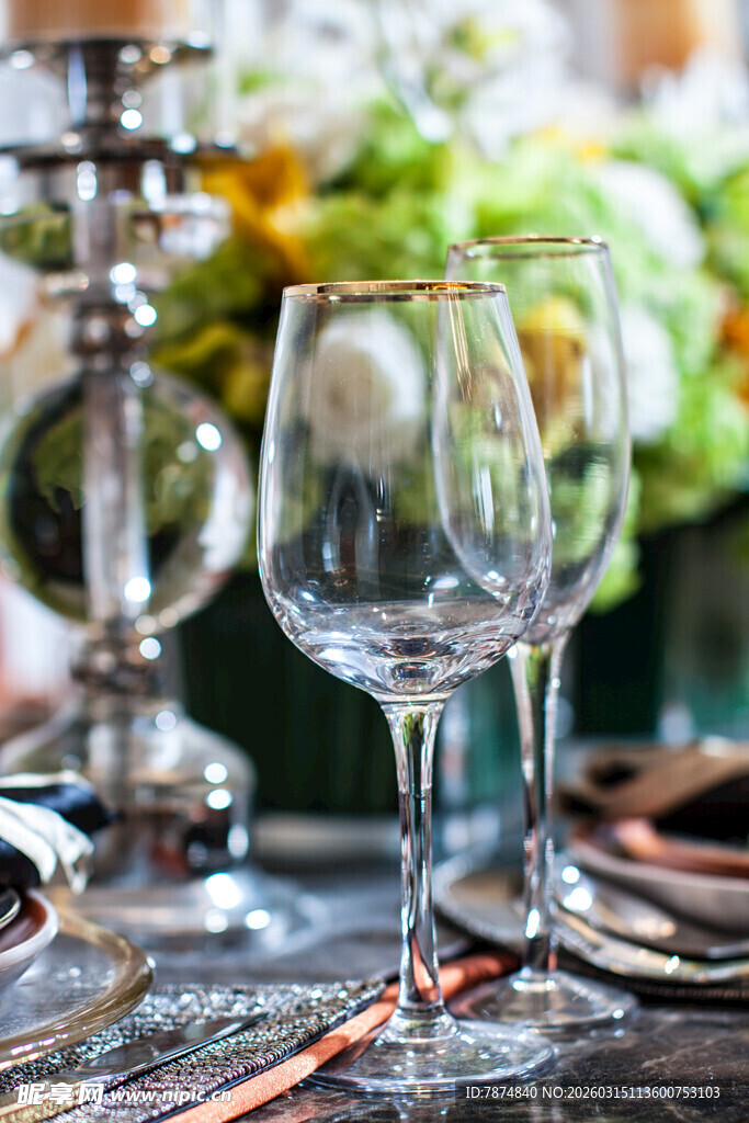精致餐桌旁的空葡萄酒杯