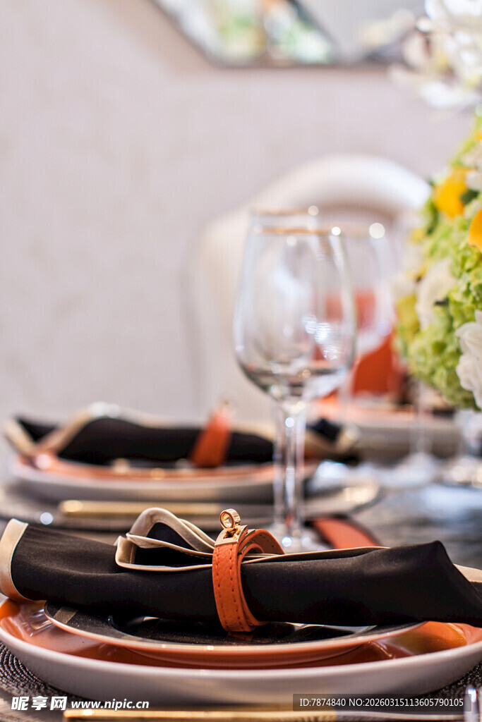 精致餐桌布置与餐具装饰