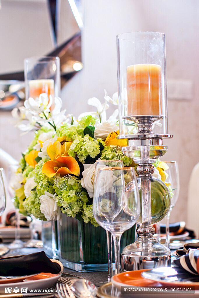 精致餐桌花艺与烛台布置